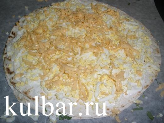Рулет из лаваша - слой с яйцами и сыром