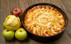 Легкий и быстрый рецепт шарлотки с яблоками в духовке
